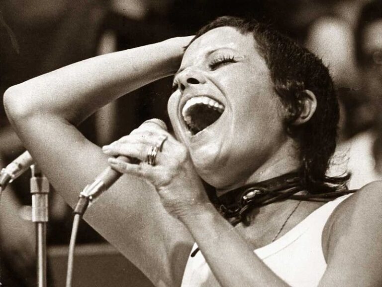 Ao se completarem 80 anos do seu nascimento, Elis Regina continua cada vez mais viva, referenciada e exaltada pela crítica e pelo público em geral