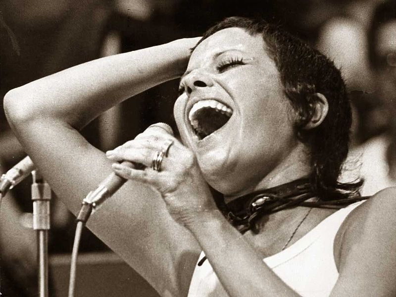 Ao se completarem 80 anos do seu nascimento, Elis Regina continua cada vez mais viva, referenciada e exaltada pela crítica e pelo público em geral