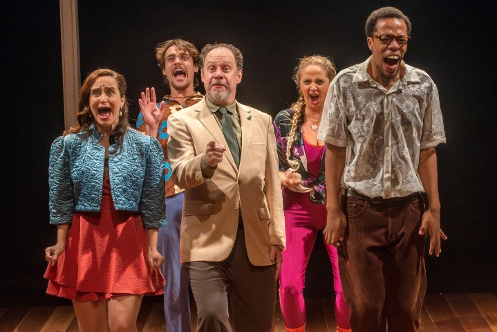 Toda Donzela tem Um Pai que é uma fera - Carolina Pismel (esq), Danilo Maia, Bruce Gomlevsky (centro), Leticia Isnard e Lucas Sampaio - Foto de Dalton Valério 31