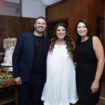 Ana Cristina Blois entre Leonardo e Debora Guimarães