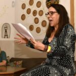 A atriz Renata Castro fazendo a leitura