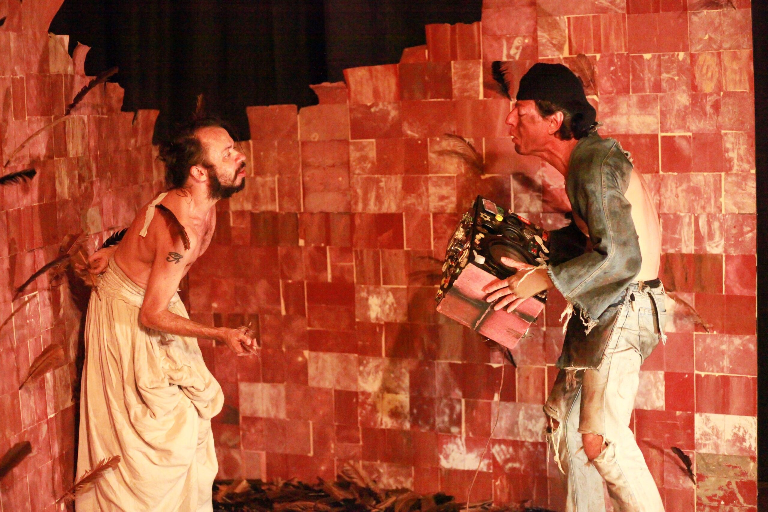 Pequena Companhia de Teatro - Velhos caem do céu como canivetes - Atores Jorge Choairy (esq) e Cláudio Marconcine Foto de Guto Muniz