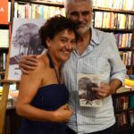 Alexandre Brandão, posa com o livro ao lado de Adriana