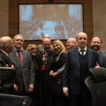 homenageado recebendo o abraço dos desembargadores