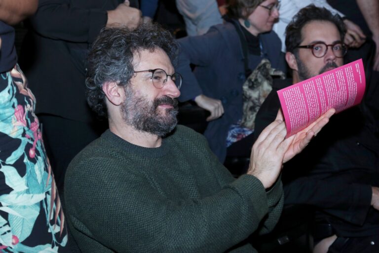 CH0A9339-Caco Ciocler,(aplaude o final da apresentação)