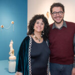 Carol Ambrósio com curador Shannon Botelho .