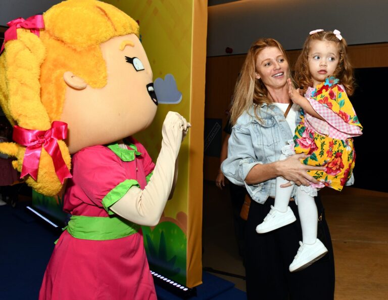 Cíntia Dicker e sua filha Aurora