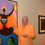 O carnavalesco Milton Cunha com tela de Abdias Nascimento