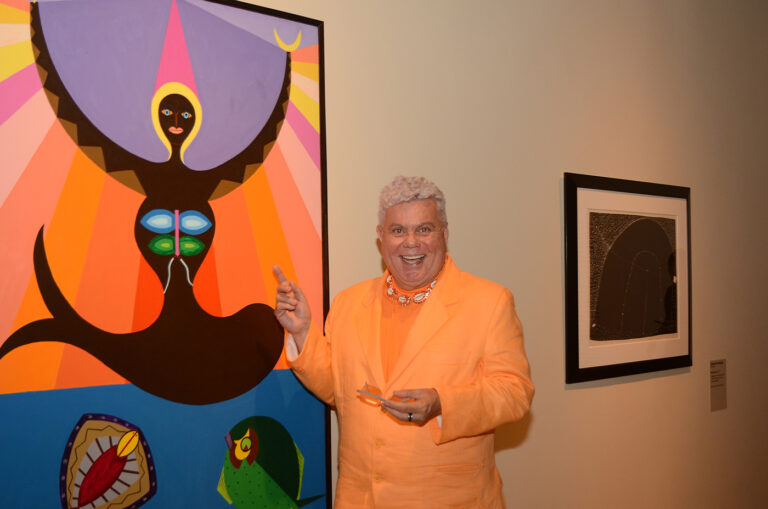 O carnavalesco Milton Cunha com tela de Abdias Nascimento