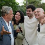 O anfitrião faz um discurso em homenagem aos noivos