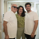 os noivos Chico Vartulli e Julio Alberto com João Teixeira