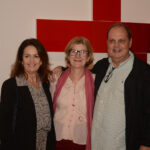 O casal Stella e Maneco Muller cercando a artista Renata Tassinari