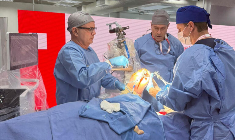 Ortopedista Paulo Cesar Ferreira no Centro de Treinamento Johnson & Johnsom em São Paulo