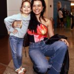 Izabel Gomez e sua mãe Talita Younan