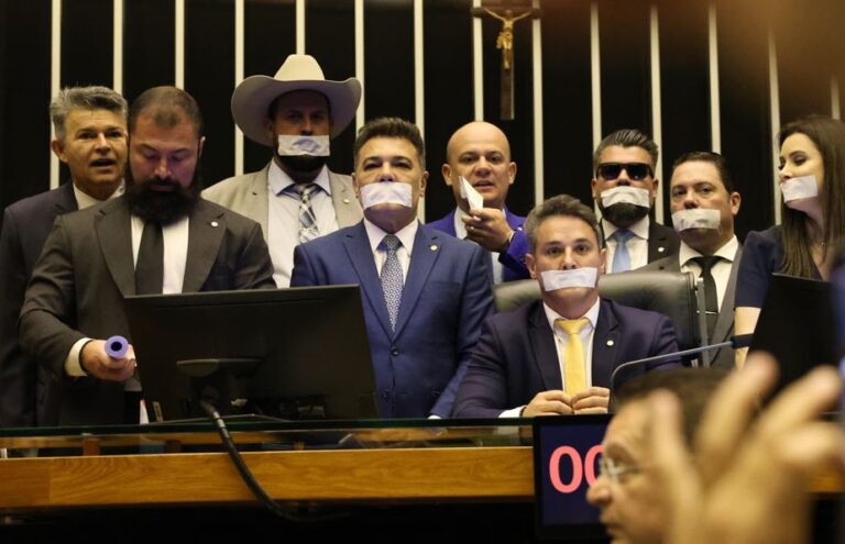 Ze-Trovao-e-deputados-em-motim-na-Camara-Foto-EBC