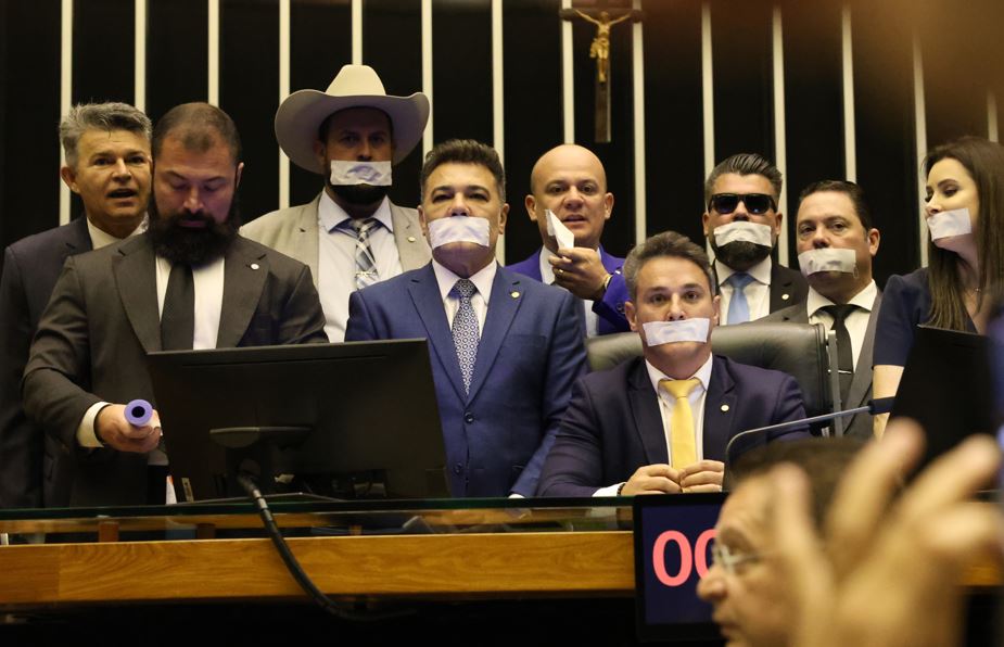 Ze-Trovao-e-deputados-em-motim-na-Camara-Foto-EBC