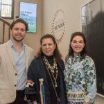 Vandinha Klabin entre e Victor e Mariana Perligeiro