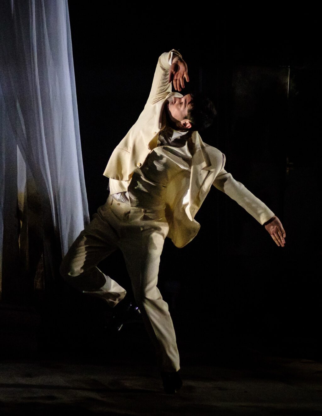 Bailarino espanhol Jon Maya, da KUKAI Dantza, participa de eventos no Rio com apoio do Instituto Cervantes
