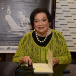 A autora Maria Christina Veras no lançamento do livro Lembranças Passageiras