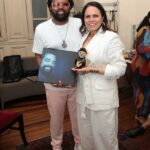 Xande de Pilares recebe o livro de Tania Aragao