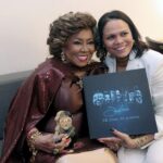 Alcione recebe o livro de Tania Aragao