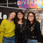 Dahlia e Lily Lagerblad cercando a escritora Dora de Assis