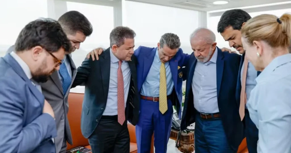 Lula-faz-oracao-com-evangelicos-ao-lado-de-Jorge-Messias-1024x538