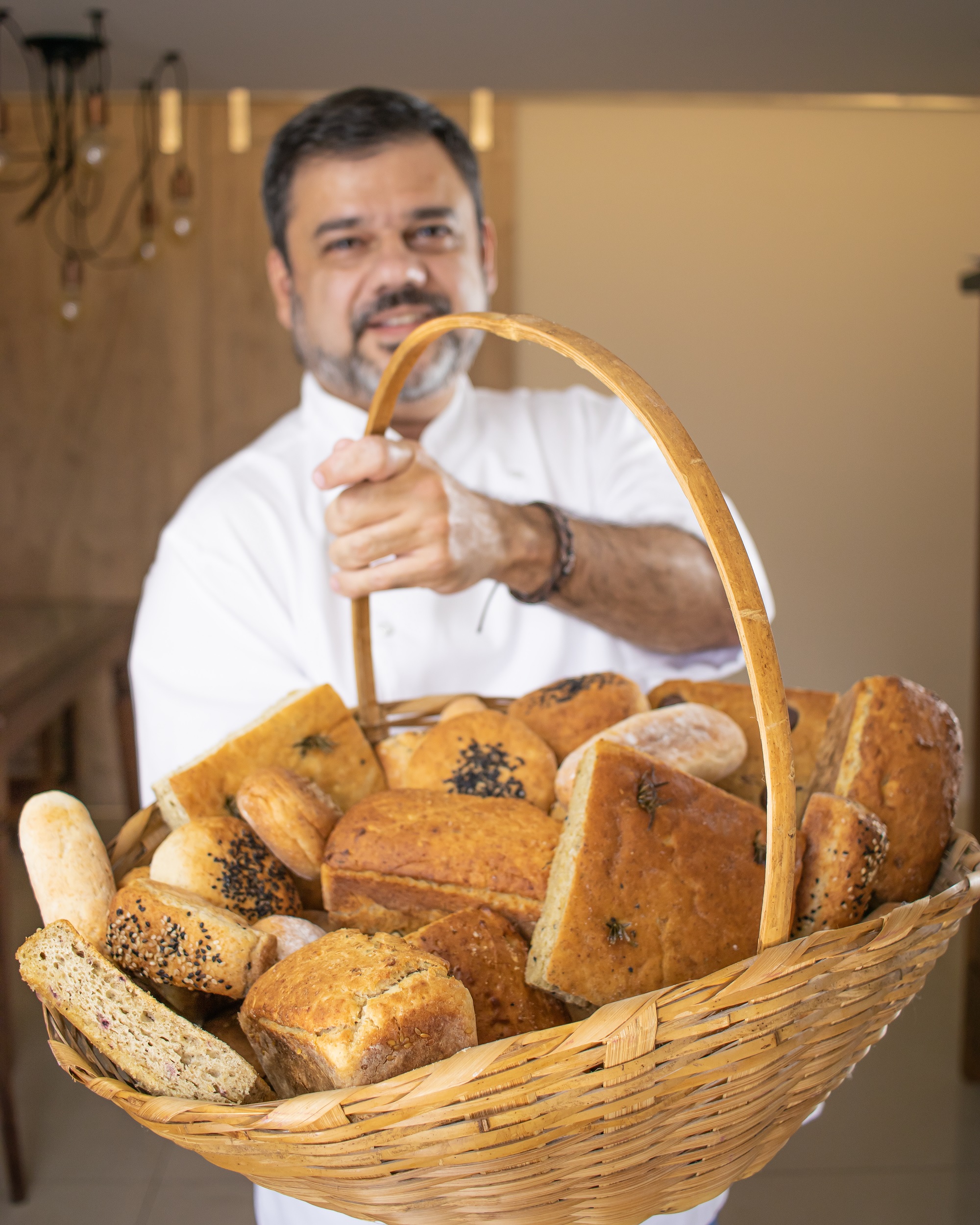 Marcelo cesta pães