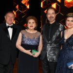 O aniversariante cercado pelo deputado Átilas Lins, Rita e Ana Beatriz Lins