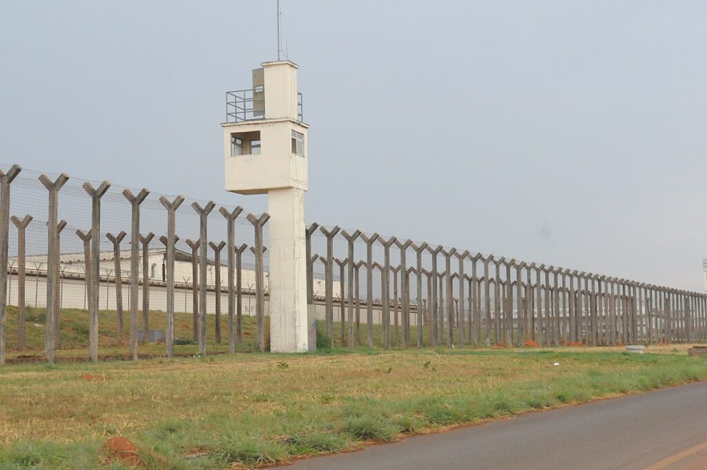 1200px-Mais_3,2_mil_vagas_para_desafogar_a_Papuda_(48958325657)