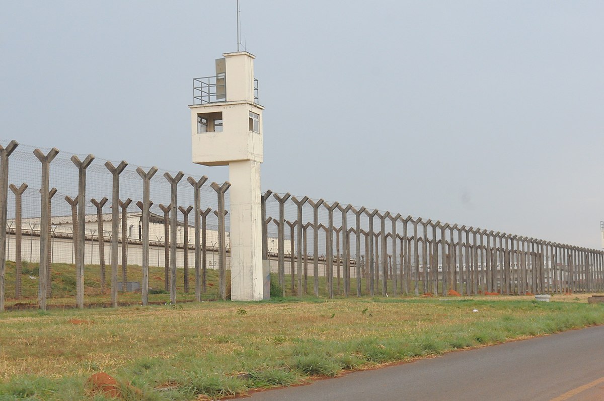 1200px-Mais_3,2_mil_vagas_para_desafogar_a_Papuda_(48958325657)