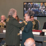 Ana Maria Machado entrega colar para Ana Maria Gonçalves