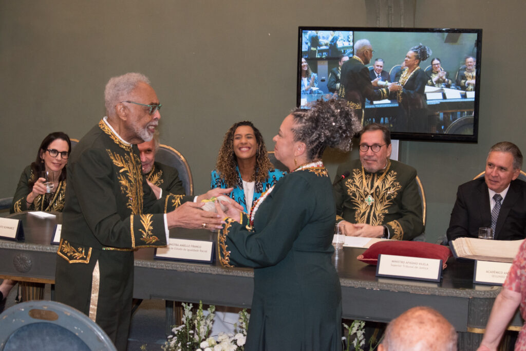 Ana Maria recebendo o diploma de Gilberto Gil