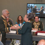Ana Maria recebendo o diploma de Gilberto Gil
