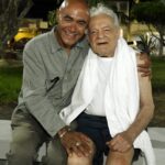 O artista Edmilson Santana e Othon Bastos na Praça ANA OLIVEIRA - NOV 2025 - CG