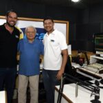 Othon Bastos entre os locutores Wandilson Mattos e J Junior - Programa FIQUE POR DENTRO - RADIO TUCANO FM - NOV 2025 - CG