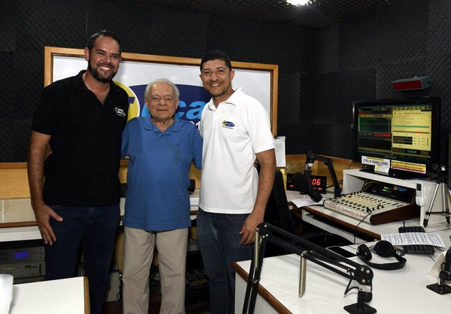 Othon Bastos entre os locutores Wandilson Mattos e J Junior - Programa FIQUE POR DENTRO - RADIO TUCANO FM - NOV 2025 - CG