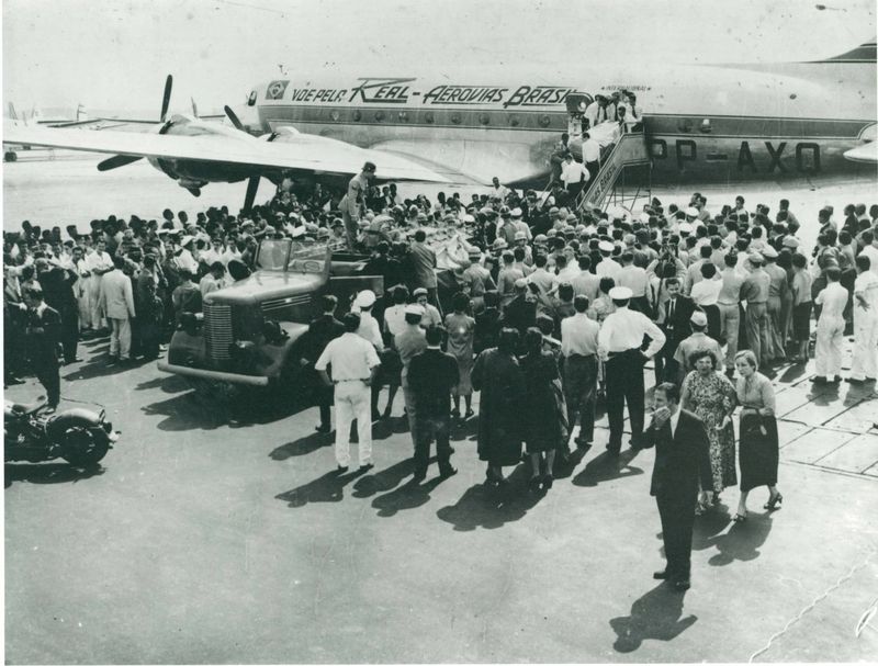 Imagem da chegada do caixão de Carmen Miranda na cidade do Rio de Janeiro (Foto_ Divulgação_Funarj)