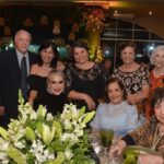 A Baronesa Lúcia Itapary, e as colunistas Lia Dinorah e Marlene Galeazzi comandando uma mesa com convidados