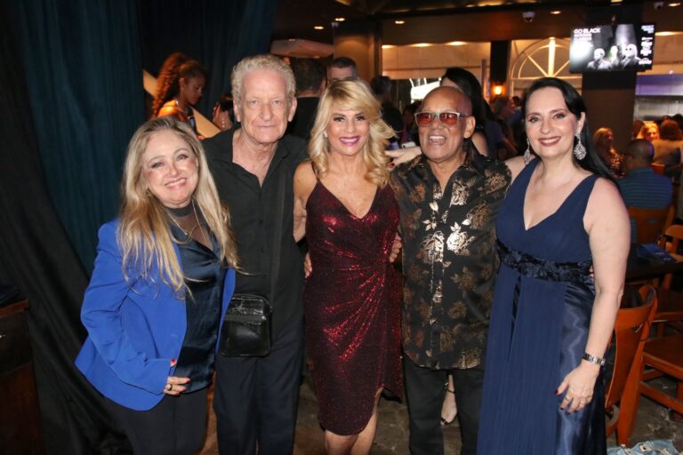 Adriana, Fernando Reski, Cida A casa de shows Blue Note Rio recebeu o show de Ronaldo dos Golden Boys com participação de Rodrigo Saldanha(que foi da banda Os Abelhudos) e com a cantora Adriana. O Show foi apresentado por Malu Maciel(companheira de Ronaldo) e Fernando Reski, e contou com a presença de Claudia Alencar, Isabelita dos Patins, Cida Moraes,   Ronaldo e  Malu Maciel