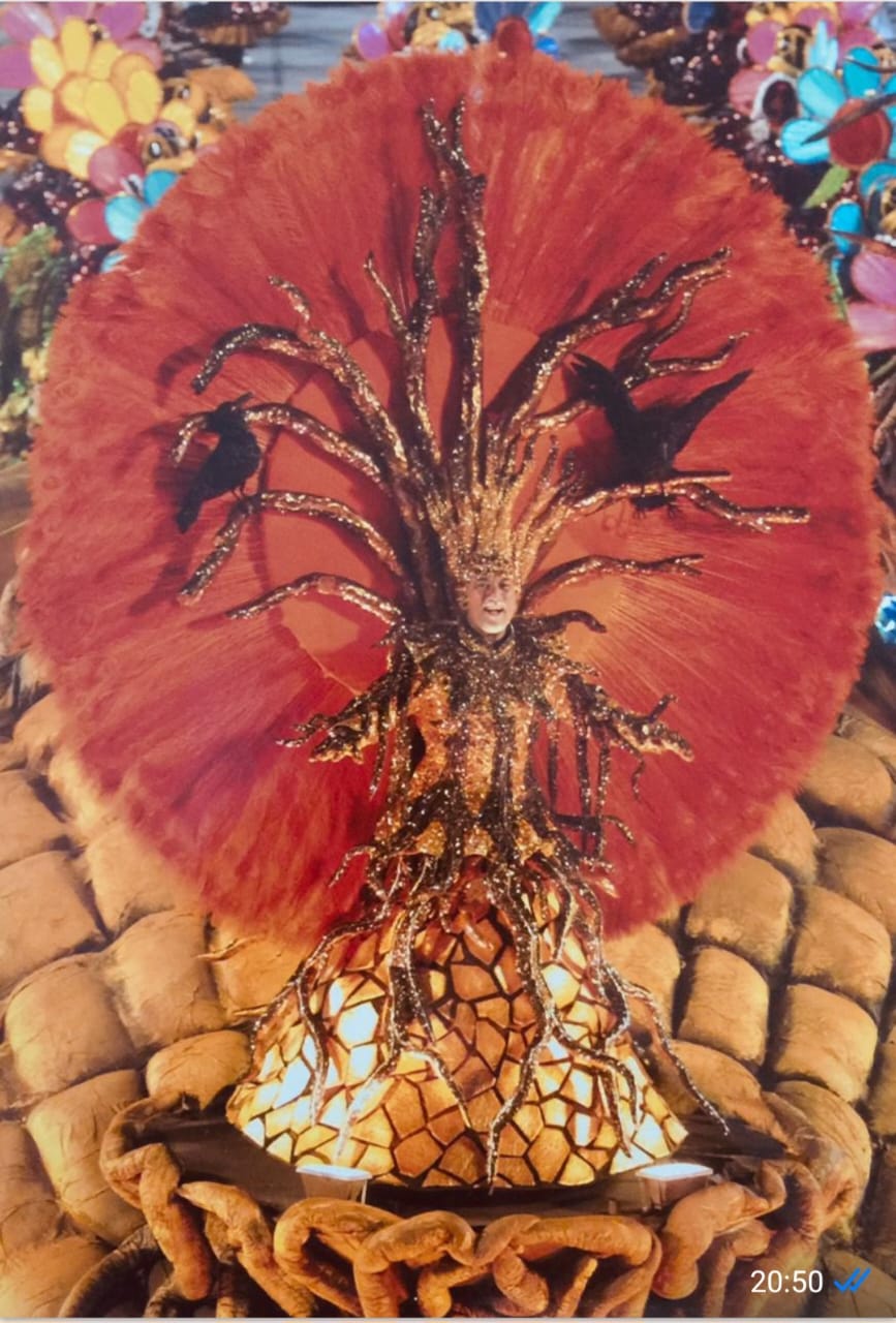 João Hélder como destaque de super luxo na Vila Isabel.