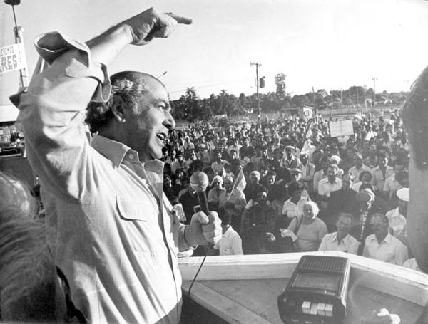 brizola-discursa-para-o-povo-brasileiro-nos-idos-dos-anos-1970