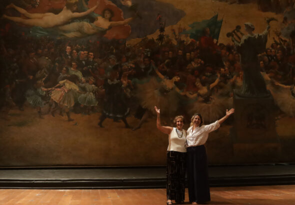 Maria Clara Visconti Luz (esquerda) e a bisneta Beatriz Visconti Luz (direita) veem, pela primeira vez, a tela do Theatro Municipal do Rio de Janeiro