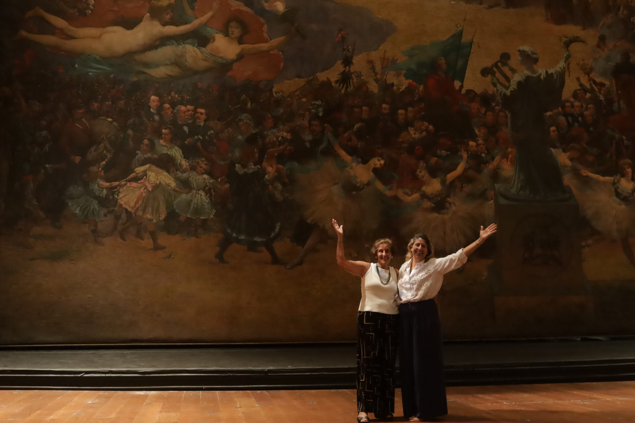 Maria Clara Visconti Luz (esquerda) e a bisneta Beatriz Visconti Luz (direita) veem, pela primeira vez, a tela do Theatro Municipal do Rio de Janeiro