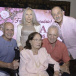 A matriarca  com os filhos Nina Veiga de Almeida cercada por Marceu, Anunciata,   Marinho e Magaldi