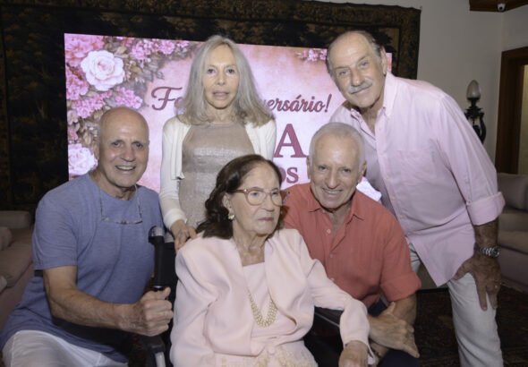 A matriarca  com os filhos Nina Veiga de Almeida cercada por Marceu, Anunciata,   Marinho e Magaldi