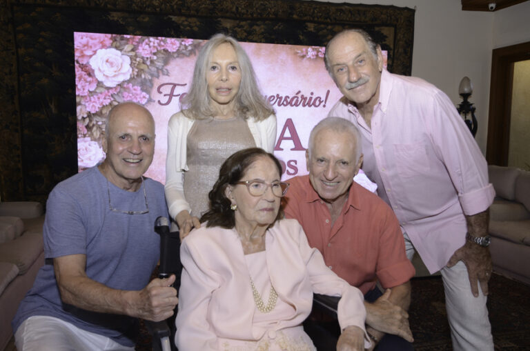 A matriarca  com os filhos Nina Veiga de Almeida cercada por Marceu, Anunciata,   Marinho e Magaldi
