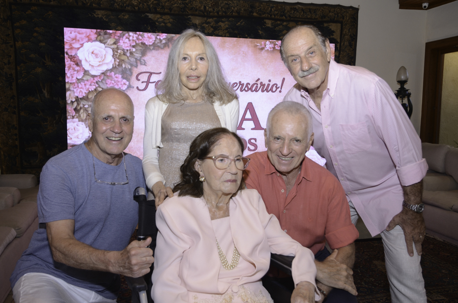 A matriarca  com os filhos Nina Veiga de Almeida cercada por Marceu, Anunciata,   Marinho e Magaldi