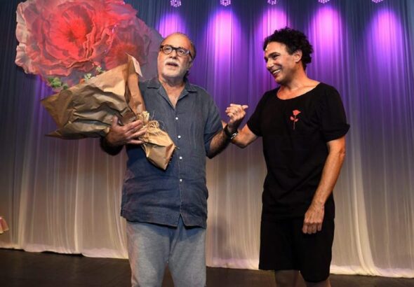 Tony Ramos sendo homenageado por Marcelo Médici