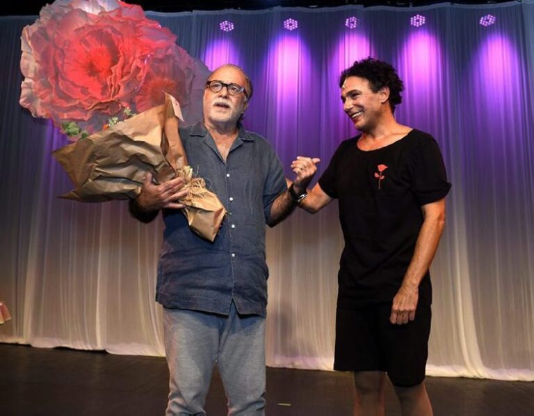 Tony Ramos sendo homenageado por Marcelo Médici